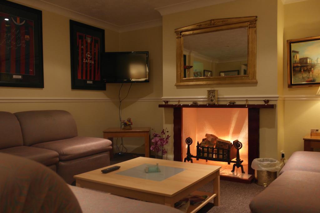 Monravon Guest House 霍利黑德 外观 照片